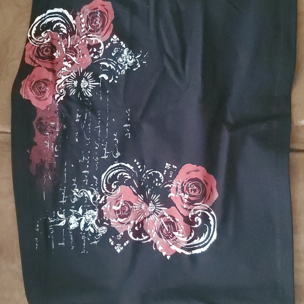 *NWT* Hot Topic Roses And Filigree Black Tube Top with Red Floral Design - Picture 3 of 10